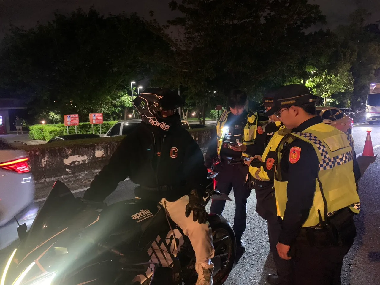 新店警进行毒、酒驾扩大临检。翻摄画面