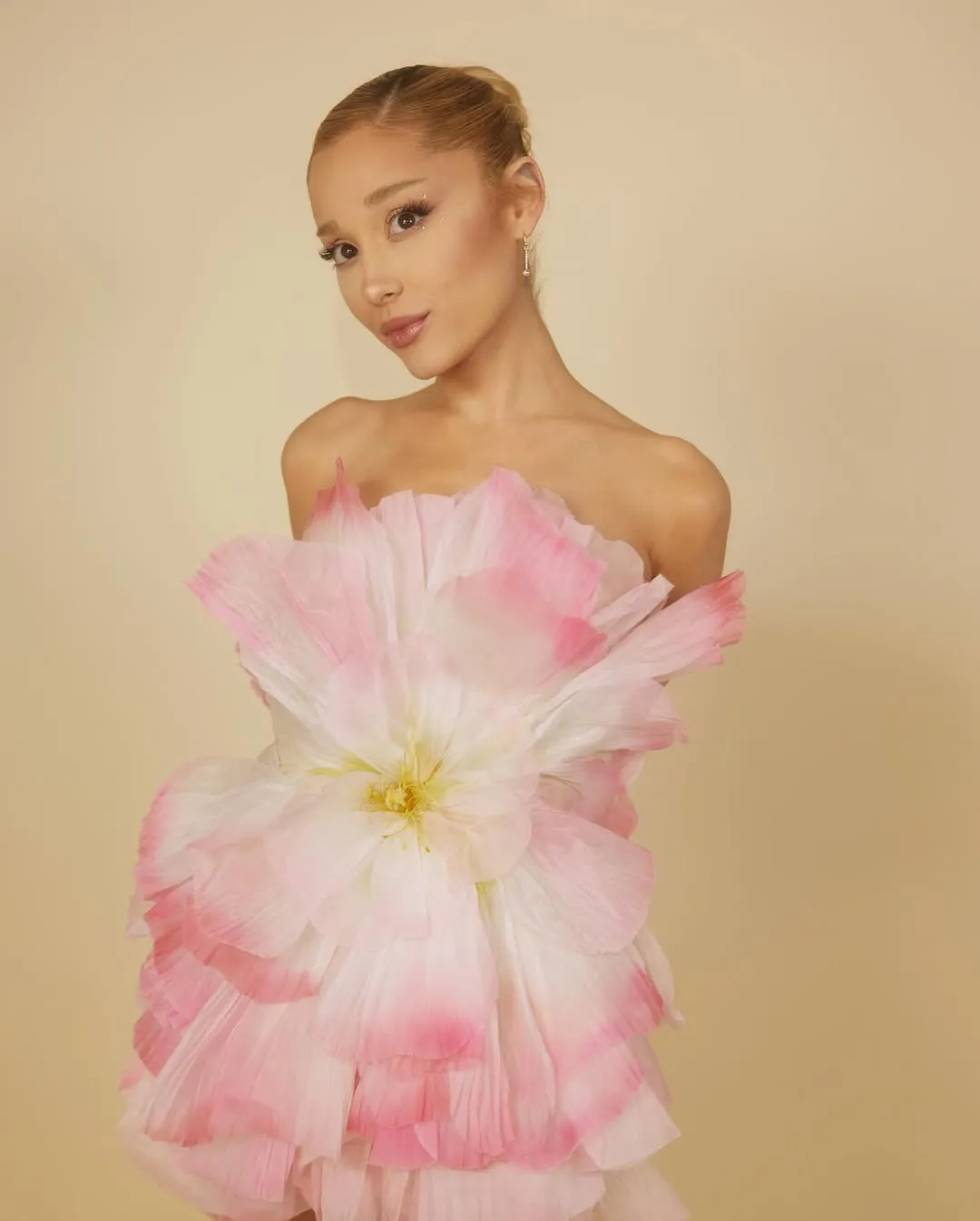 国流行音乐小天后亚莉安娜日前也送上温暖礼物与祝福影片，让布蕾露出灿烂笑容。翻摄《briestrongerthancancer》的IG