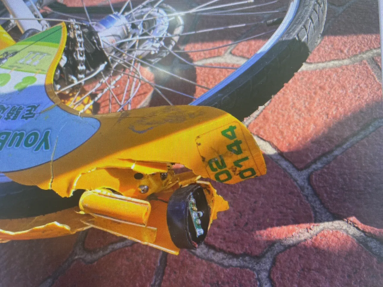 女骑士遭撞倒地。翻摄画面