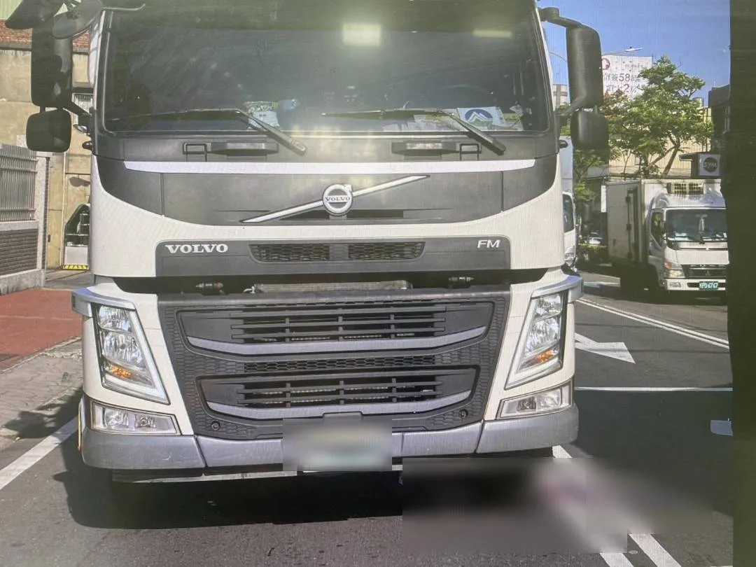 肇事驾驶表示并未看到女骑士。翻摄画面