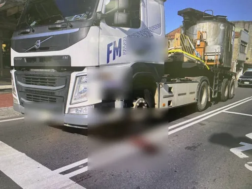 就在眼前没看到？疑视线死角　20岁女骑士遭曳引车撞断腿