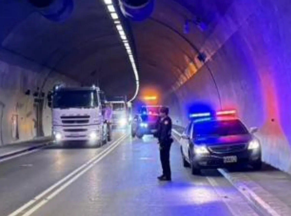 观音山隧道内车祸火烧车，警方全线封闭，引导车流下观音山匝道离开主干道，并同步管制进入台64线之车辆，