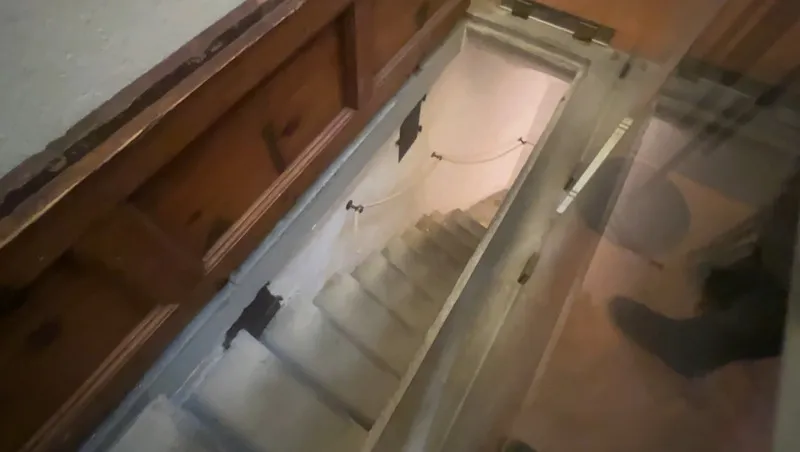 義大利佛羅倫斯是文藝復興重鎮，遊客如織，米開朗基羅秘密房間的入口隱晦，中央社記者實際走下狹窄陡峭階梯，一人通行幾無迴身空間。 中央社