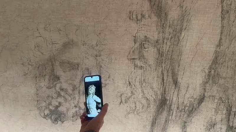 義大利佛羅倫斯是文藝復興重鎮，遊客如織，但許多人未必知道，這裡有個極其隱密的景點「米開朗基羅秘密房間」，牆上繪滿米開朗基羅風格的作品，雖然沒有作者署名，但許多藝術史學家推論至少有多幅是米開朗基羅藏身時所繪。 中央社