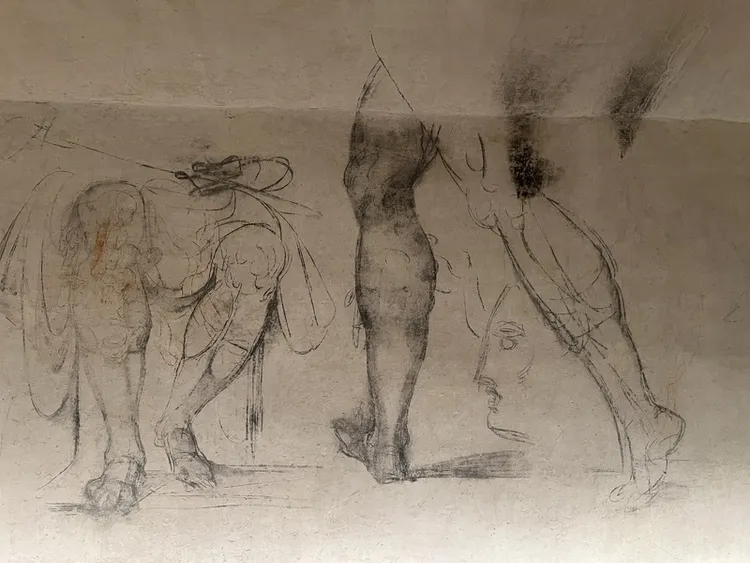 米開朗基羅秘密房間內許多壁畫是雕像局部特寫，藝術史學家認為，米開朗基羅很可能在隱居時期，一邊勾勒未來的創作計畫。 中央社