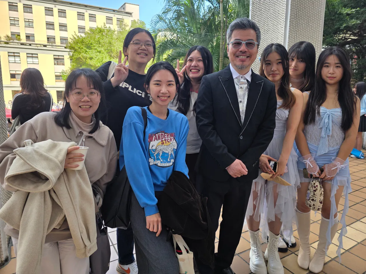 黄国伦（中）和中山女高学生开心合影。寇乃馨提供