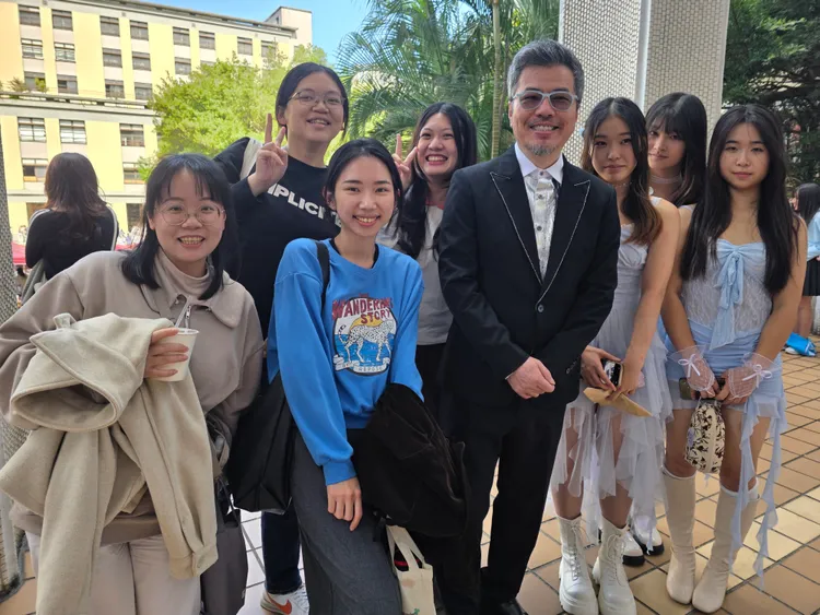 黃國倫（中）和中山女高學生開心合影。寇乃馨提供