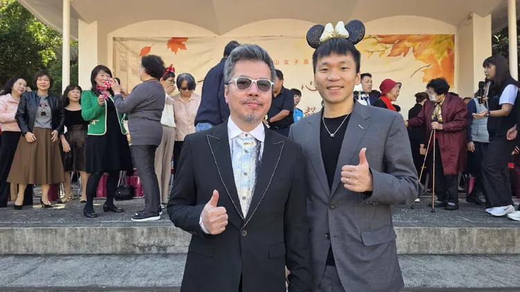 黄国伦（左起）今天和运动部长李洋在中山女高128周年校庆相见欢。寇乃馨提供