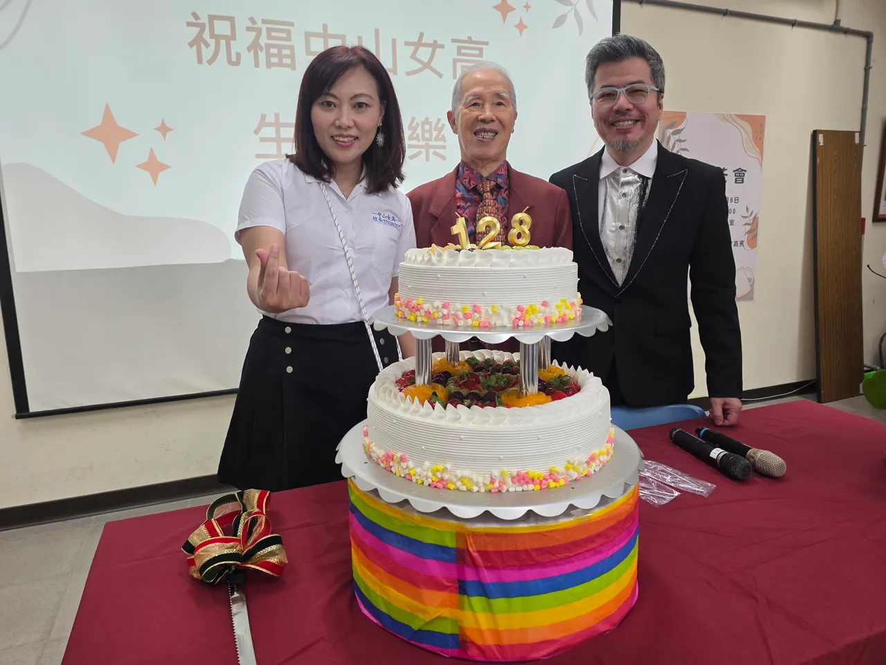 中山女高现任中山校长张云棻（左起）、创校百年的老校长林𪸩与黄国伦合影。寇乃馨提供