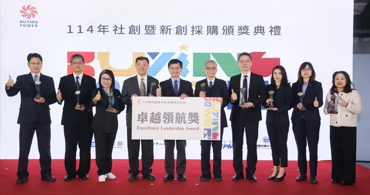 国泰今年与23家社创企业合作，采购金额突破2.3亿元，年增近四倍；经济部次长何晋沧（左五）出席2025年Buying Power颁奖典礼，国泰人寿协理廖昶超（左四）代表国泰金控领奖。国泰金控提供