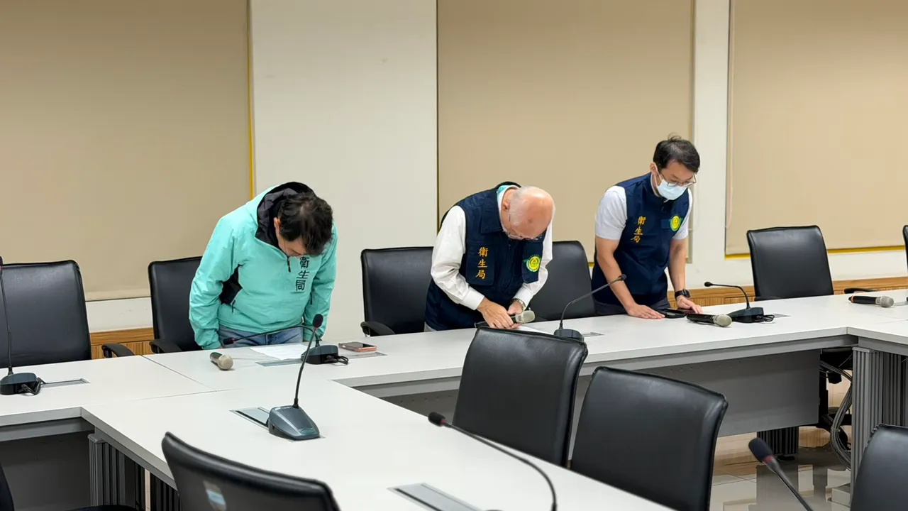 高雄市卫生局长黄志中率列席同仁向全联、养殖业者致歉，陈其迈今天则说要追究相关主管、人员责任。读者提供