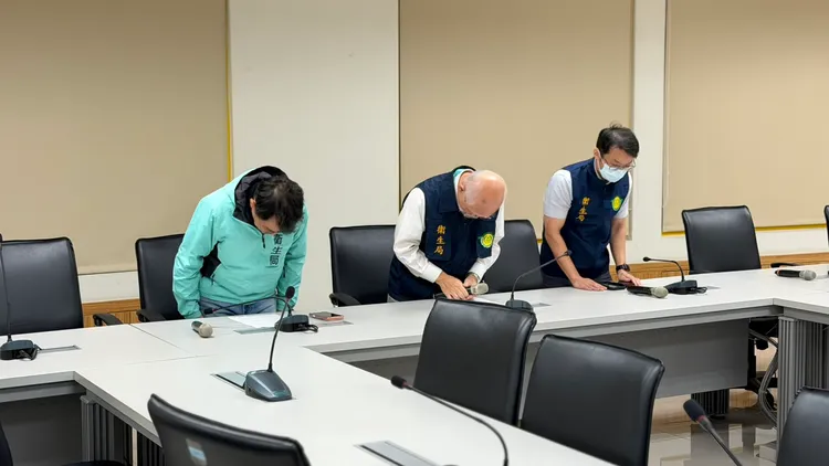 高雄市衛生局長黃志中率列席同仁向全聯、養殖業者致歉，陳其邁今天則說要追究相關主管、人員責任。讀者提供