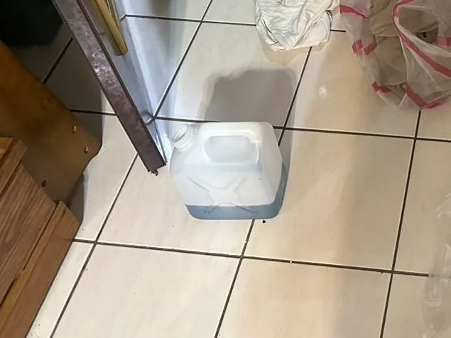 买屋溢收怨4年！莽翁登门讨钱怒泼汽油　房仲急阻爆扭打双双送医　　