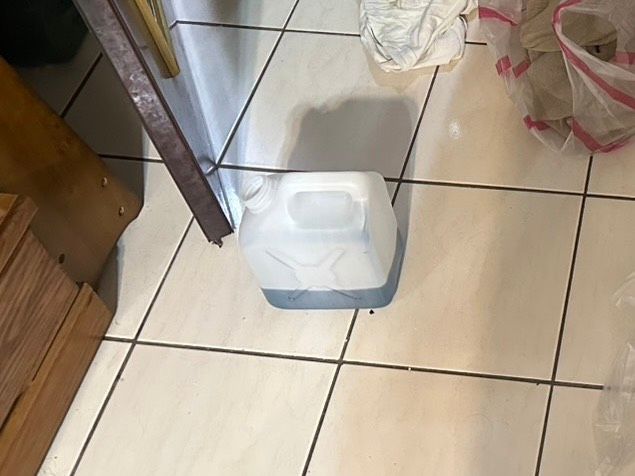 買屋溢收怨4年！莽翁登門討錢怒潑汽油　房仲急阻爆扭打雙雙送醫　　