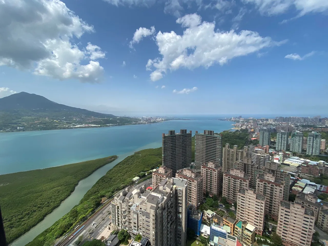 新北市淡水区最近一年有高达922件千万以下的住宅交易量，位居双北之冠，成为许多首购族的热门购屋地点。永庆房产集团提供