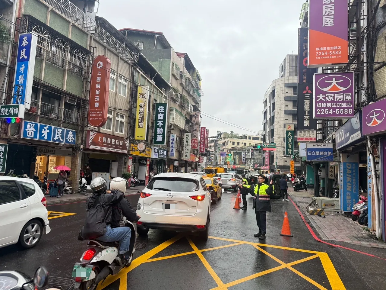 周遭交通阻塞。翻摄画面