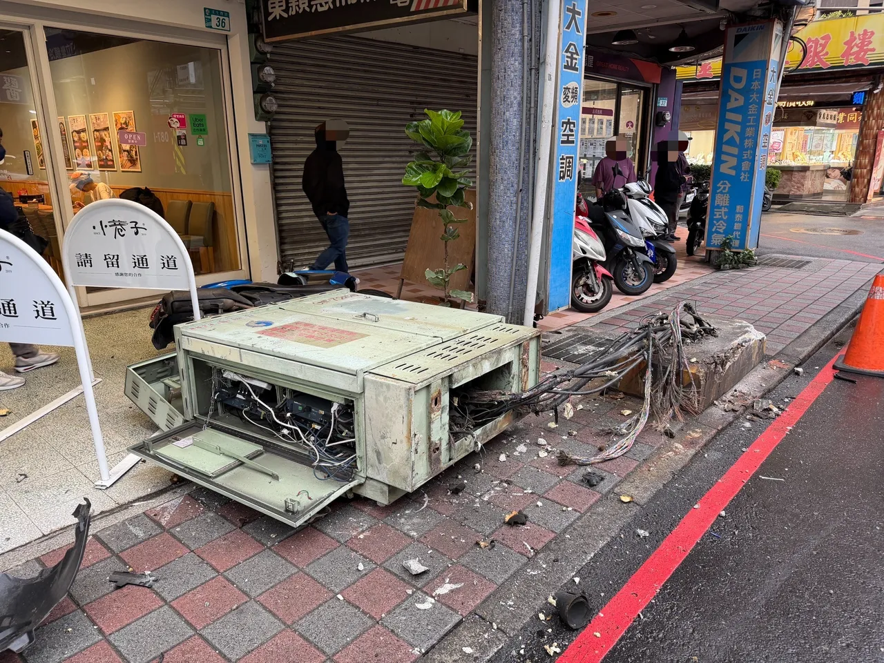 电箱被撞毁。翻摄画面