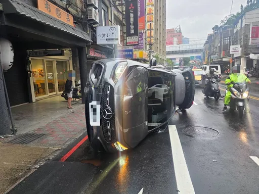 板桥宾士女疑「恍神」自撞电箱翻车　用路人抱怨：耶诞城塞爆