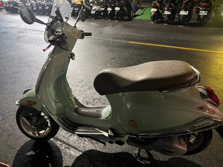 路邊遭撞的機車。翻攝畫面