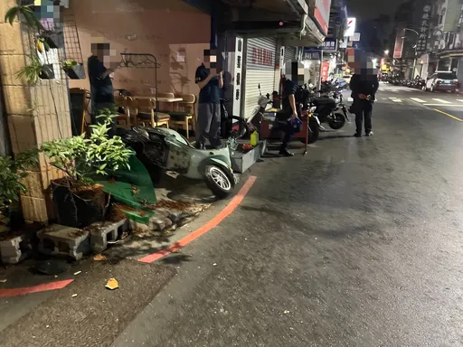 新庄小客车冲撞路边机车逃逸　离谱影像曝光！警将通知车主到案
