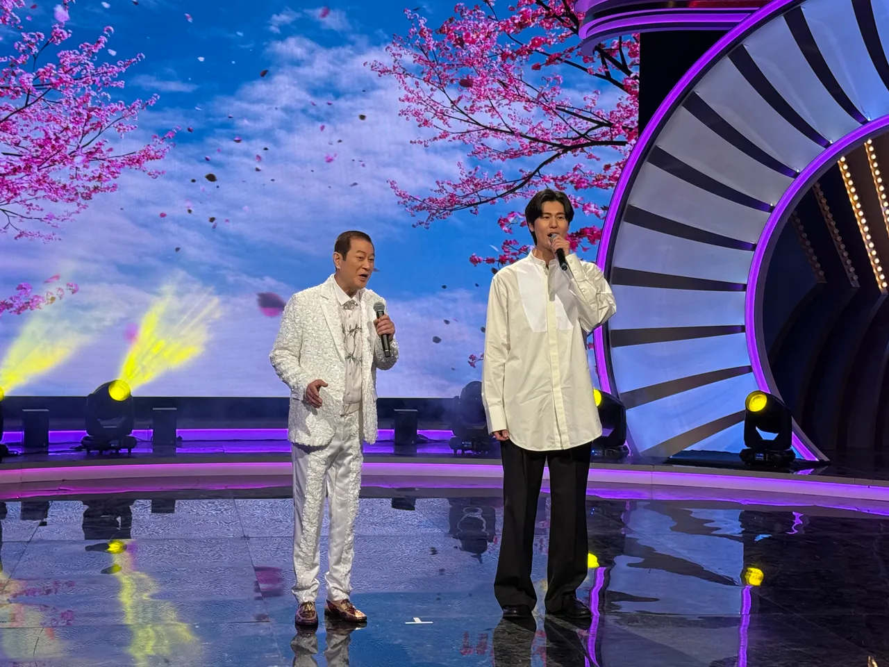 蔡小虎（左）与风田台上大聊共同嗜好「柏青哥」。华视提供