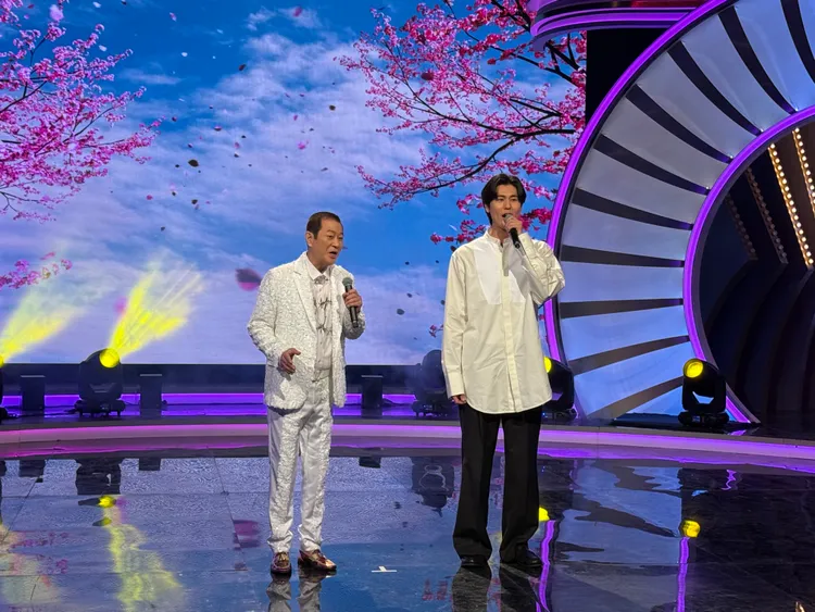 蔡小虎（左）與風田台上大聊共同嗜好「柏青哥」。華視提供