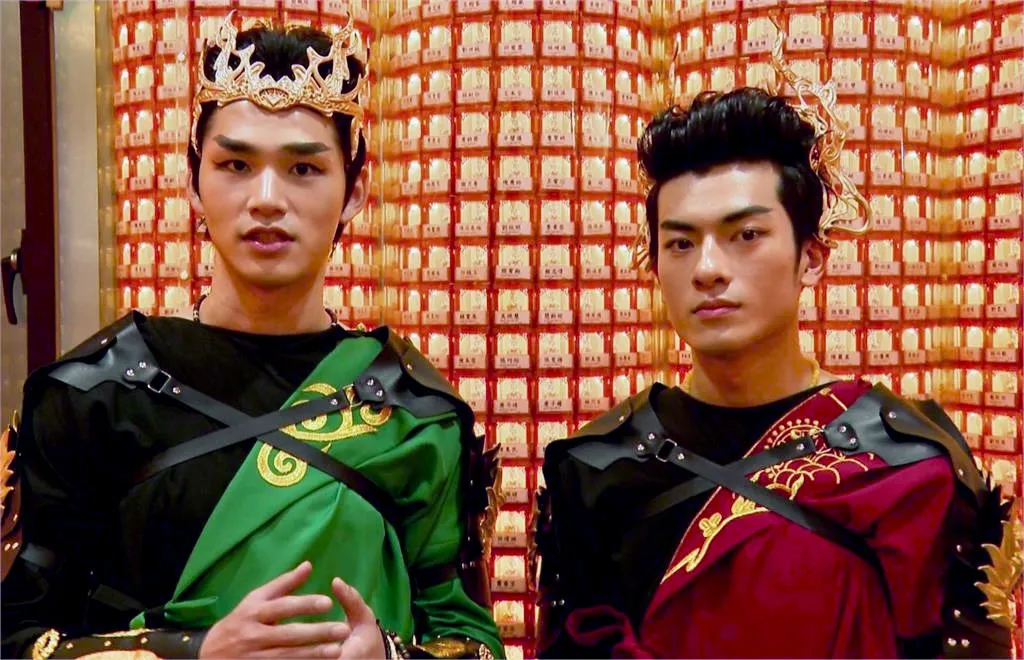 王品澔、黄登楷化身千里眼、顺风耳。民视提供