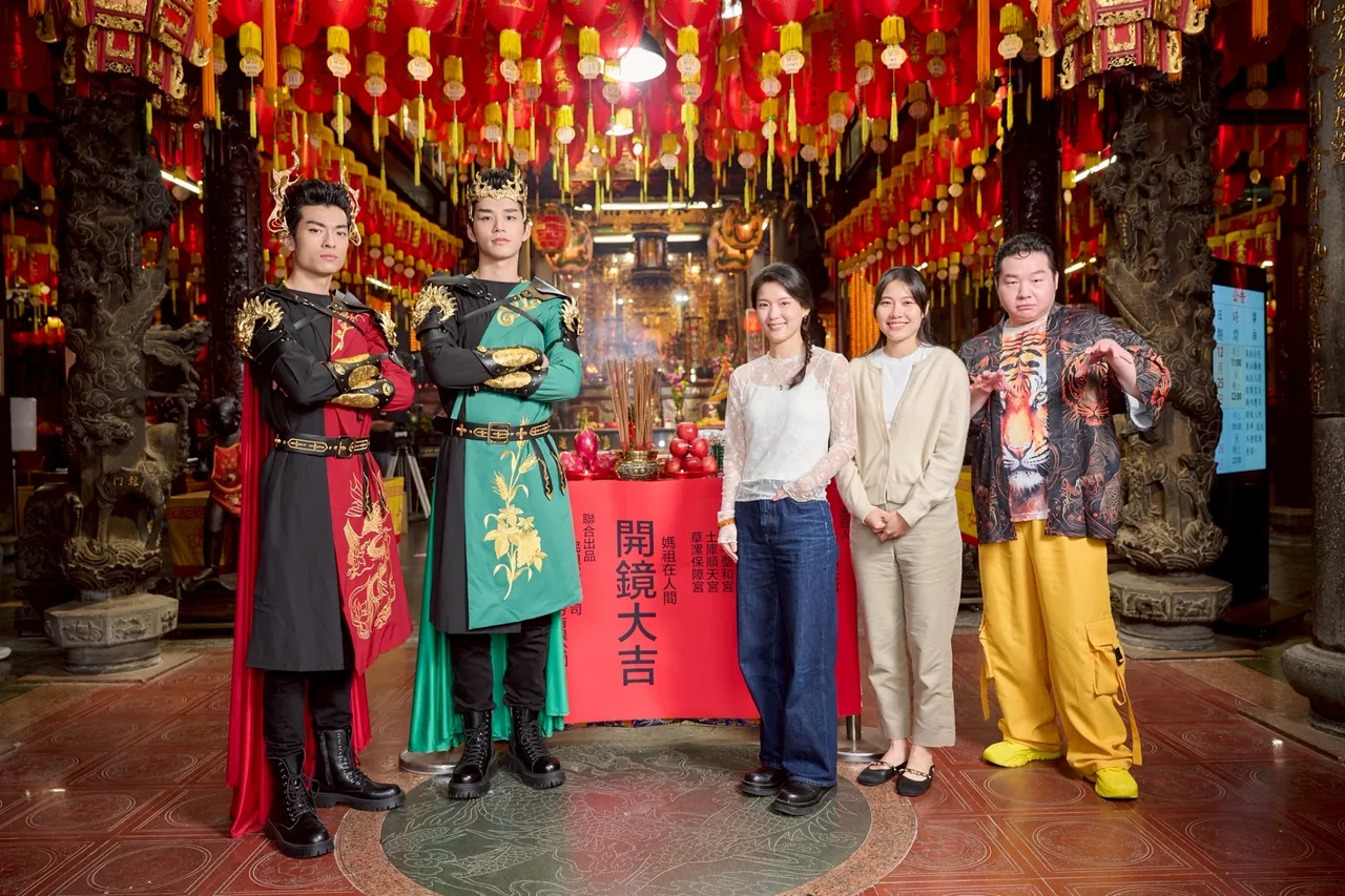 《妈祖在人间》剧组在宫庙开镜。民视提供