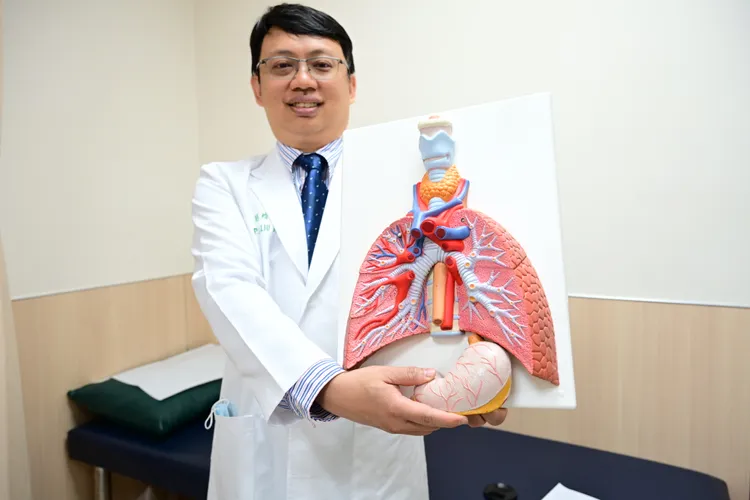 胸腔外科主治医师刘柏毅提醒，若长期吞咽有异物感，应立即就医咨询，尽早治疗。亚大附医提供