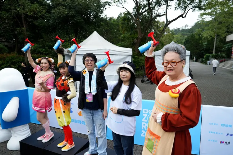 水果奶奶（右起）﹑臺北市動物園園長朱孝芬﹑公視節目部經理於蓓華﹑《動滋達森之島》精靈擔任鳴槍貴賓。小公視提供