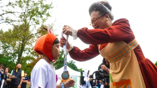 动物园公益路跑　水果奶奶活力鸣笛