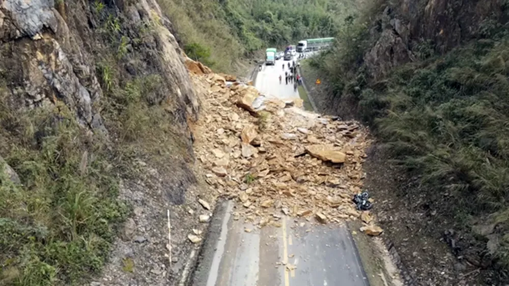 估计有1000立方公尺的泥石从山上崩落。翻摄自X