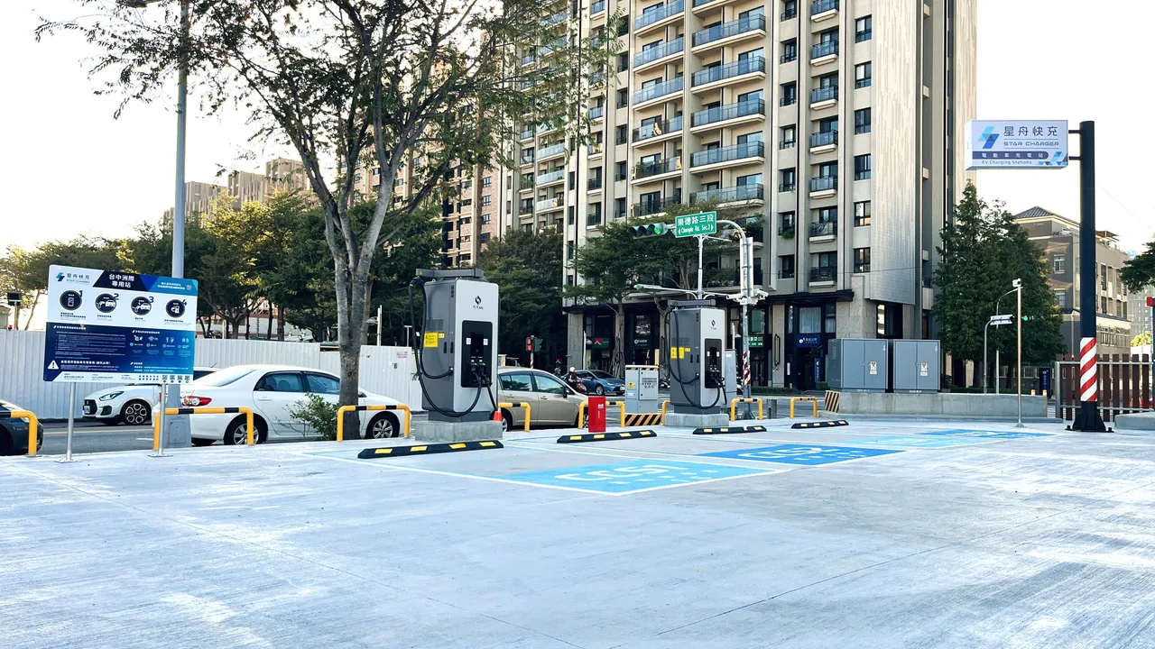 星舟快充1MW洲际专用站正式启用，目前全台总计159座营运站点，预计2026年再上线10座大型专用站。业者提供