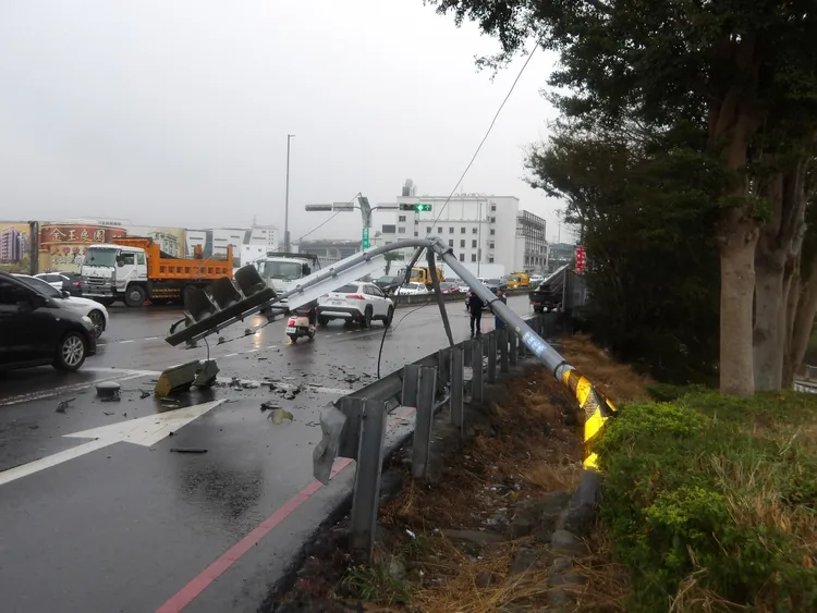 挨撞號誌桿電纜線垂落地面被大貨車勾到，造成另1頭號誌桿被拉斷。民眾提供