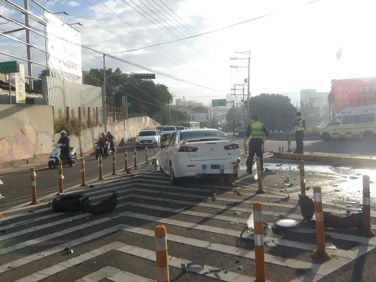 被撞歪的號誌桿，電纜線垂落地面被大貨車勾到，造成另1頭號誌桿被拉斷。民眾提供