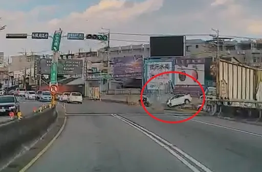 台中轎車猛撞號誌桿「1次斷2根」　肇事前詭異行車軌跡曝光