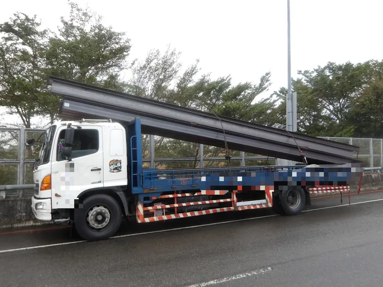 勾到電纜線拉斷另一側號誌桿的大貨車。民眾提供