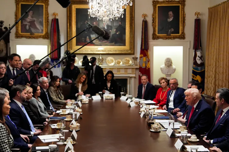 川普主持內閣會議。美聯社