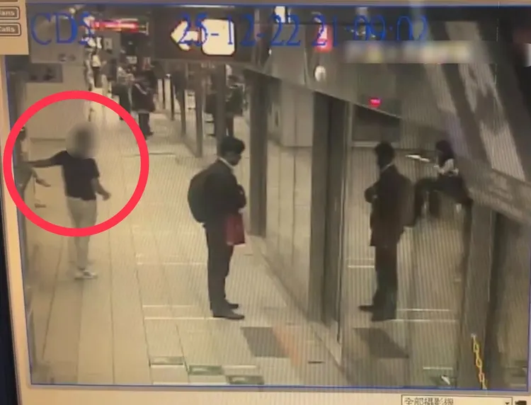 李男按下緊急按鈕隨即逃離現場。翻攝畫面