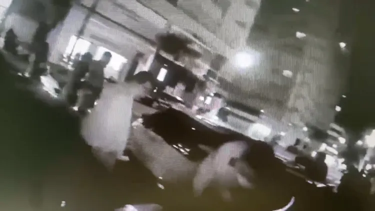 员警对黄男施以保护管束，将其带返派出所调查。翻摄画面