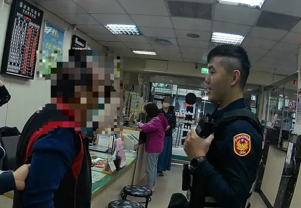 屏東分局警員到場與老翁解說，保住老翁老本。翻攝畫面