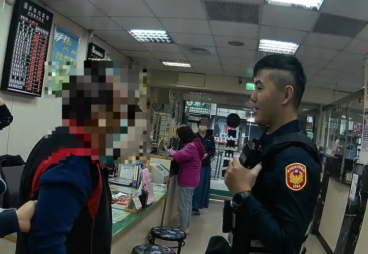 屏東分局警員到場與老翁解說，保住老翁老本。翻攝畫面
