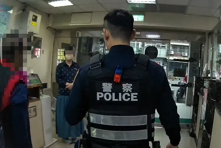 屏東分局警員到場與老翁解說，保住老翁老本。翻攝畫面