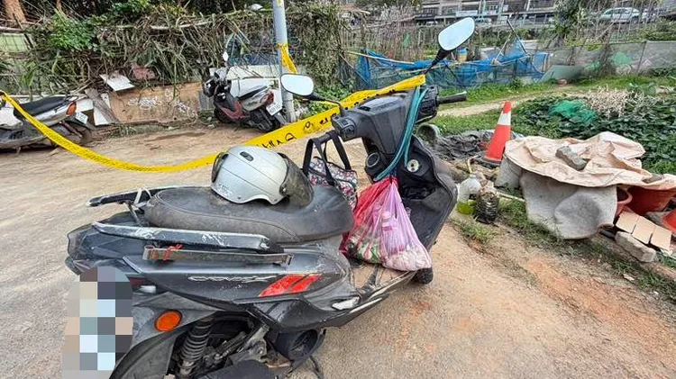 死者的機車遺留在命案現場，車頭還掛著兩袋蔬菜，不過已經等不主人回來了。曾佳俊攝