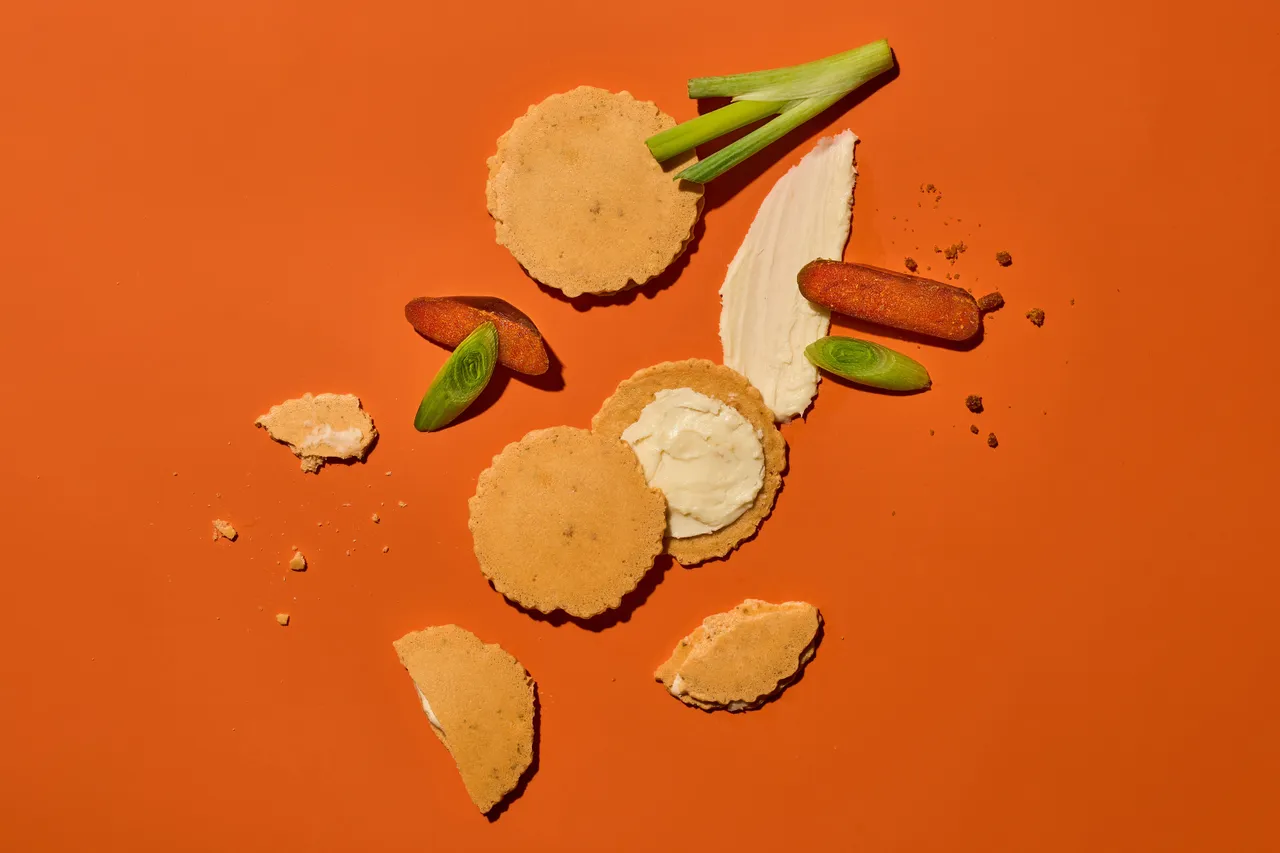 旧振南春节限定「乌鱼子起司煎饼」严选台湾野生乌鱼子，揉入清爽青葱香气，带来一口入魂的惊喜。旧振南提供