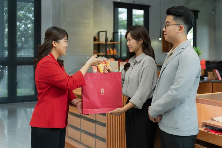 舊振南門市與客服團隊以高效率與細膩服務深獲好評，成為企業福委、人資與採購窗口心中的春節禮贈首選品牌。舊振南提供