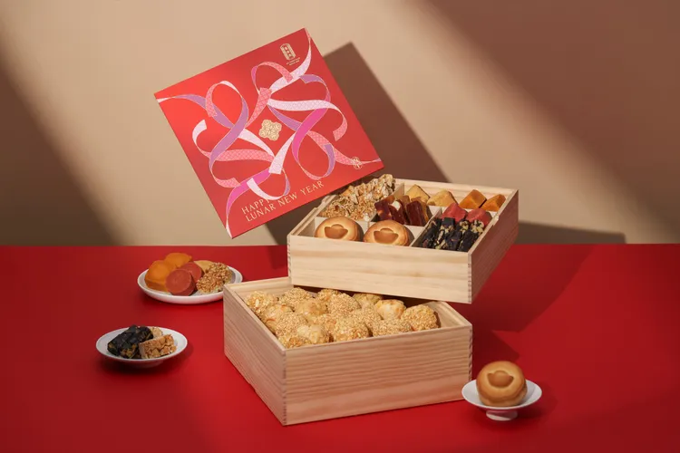 舊振南春節限定「百福多寶盒」設計靈感源自清代宮廷御用的「多寶格」，同時融入日本新年祈福文化的儀式感，將多重福氣與吉祥意涵悉心收藏其中。舊振南提供