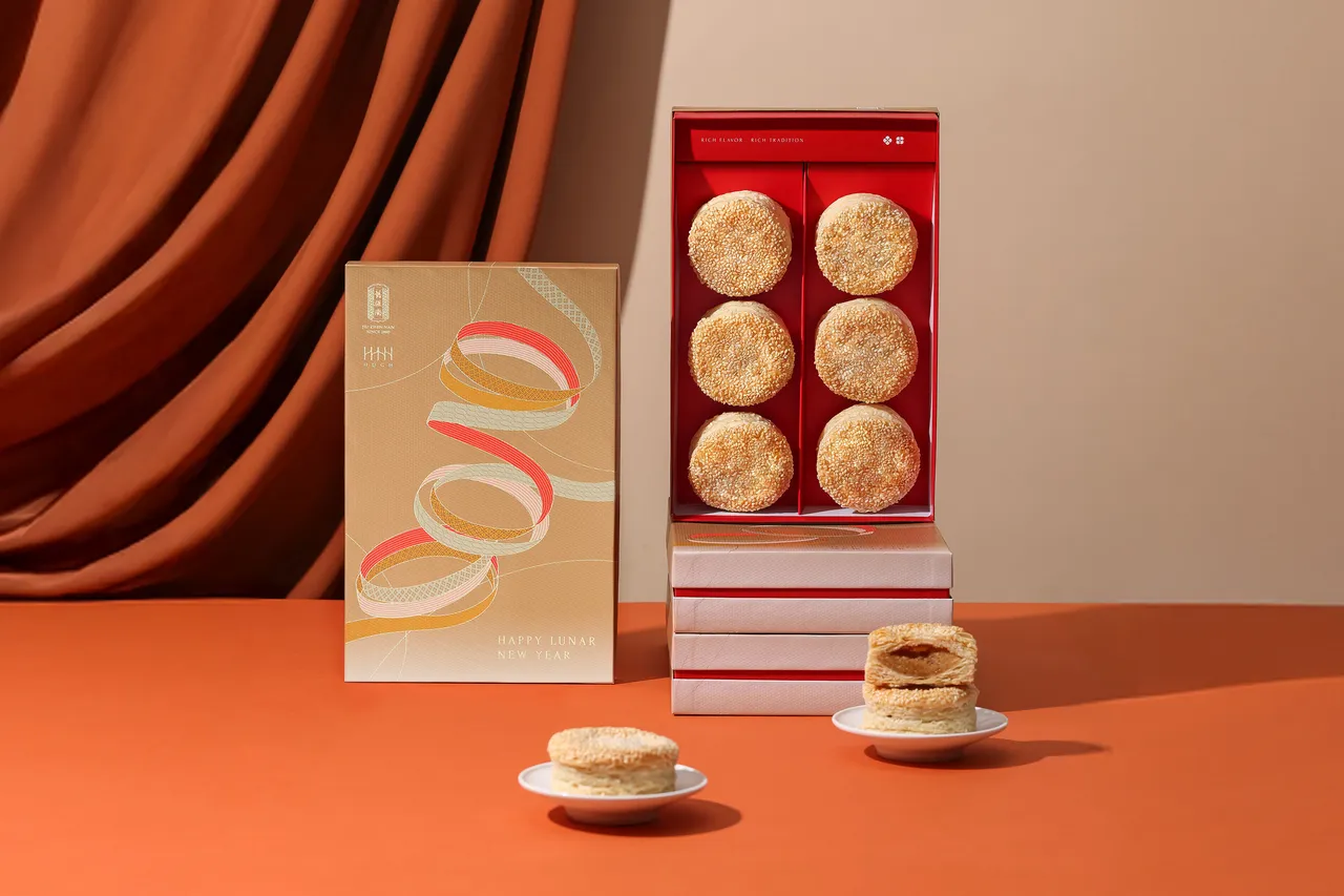 旧振南以顶级礼盒开启新春序曲，再度携手米其林必比登推荐的HUGH dessert dining，推出备受好评的「核桃千层酥饼」。旧振南提供