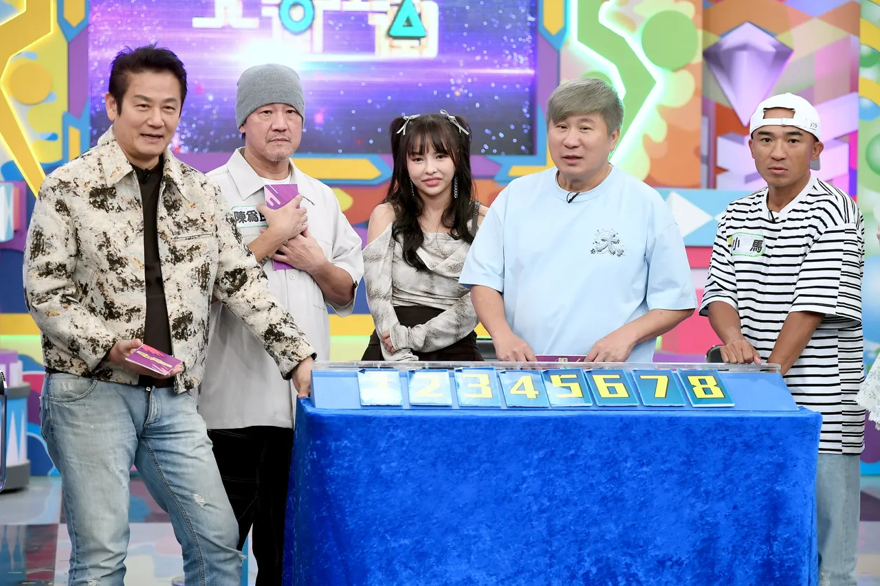 徐乃麟（左起）、陈为民、徐凯希、胡瓜、小马等玩游戏。华视提供