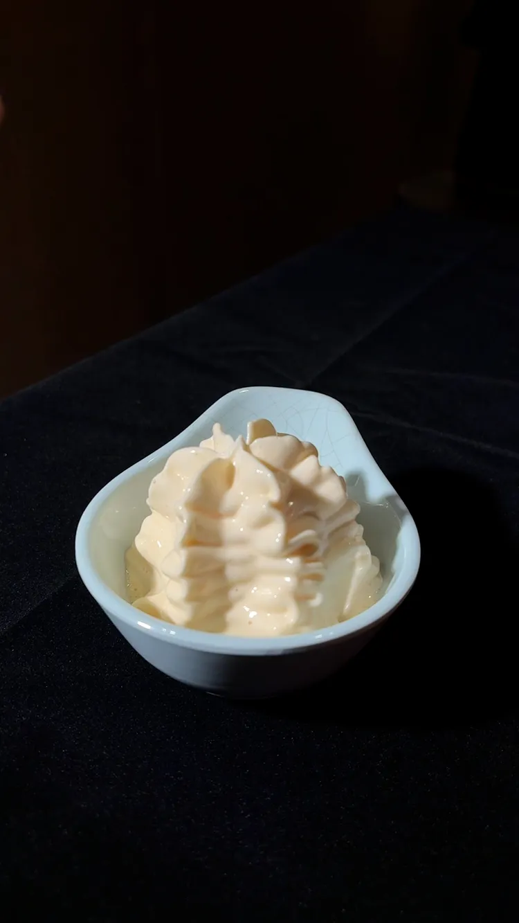 牛喜首創口感輕盈滑順的生食級「蛋液泡泡」搭配壽喜燒，也可選擇整顆的雞蛋。豊漁餐飲集團提供